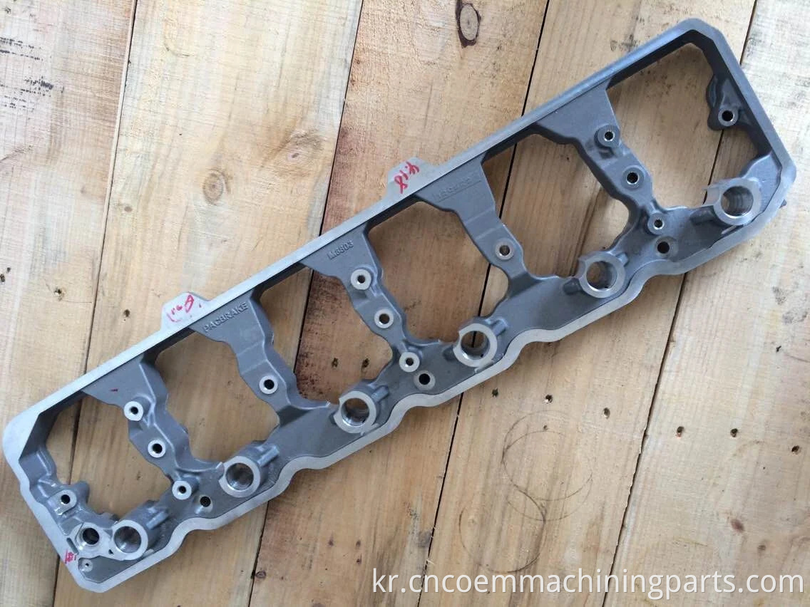 Truck Engine Cylinder Head1